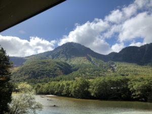 窓から見た山・湖